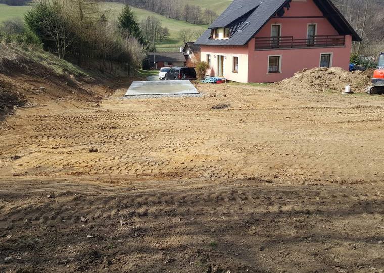 Zrovnaný terén pri rodinnom dome